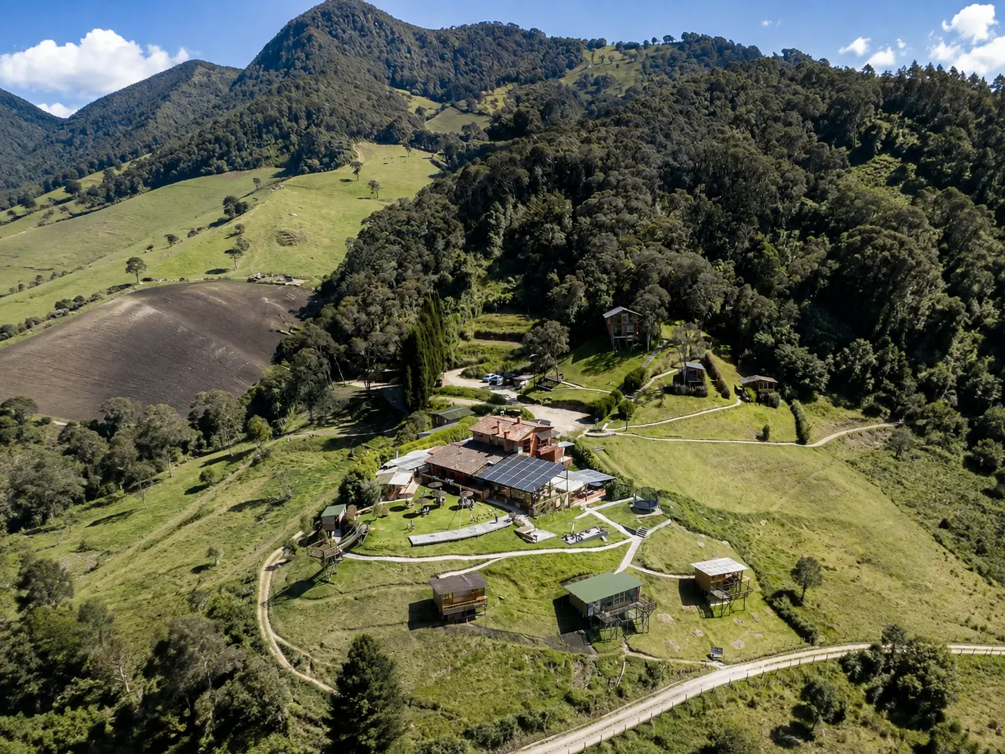 Vista aérea de un hotel boutique rodeado de montañas